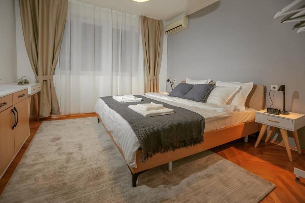 Mickitos Apartments At Macedonia Square Skopje Ngoại thất bức ảnh