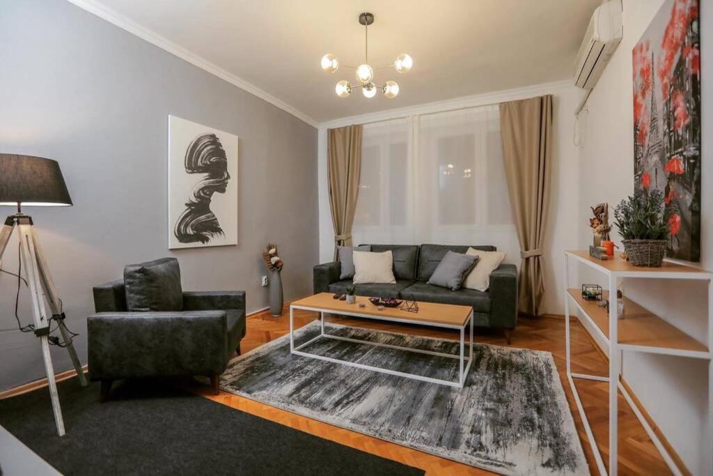 Mickitos Apartments At Macedonia Square Skopje Ngoại thất bức ảnh