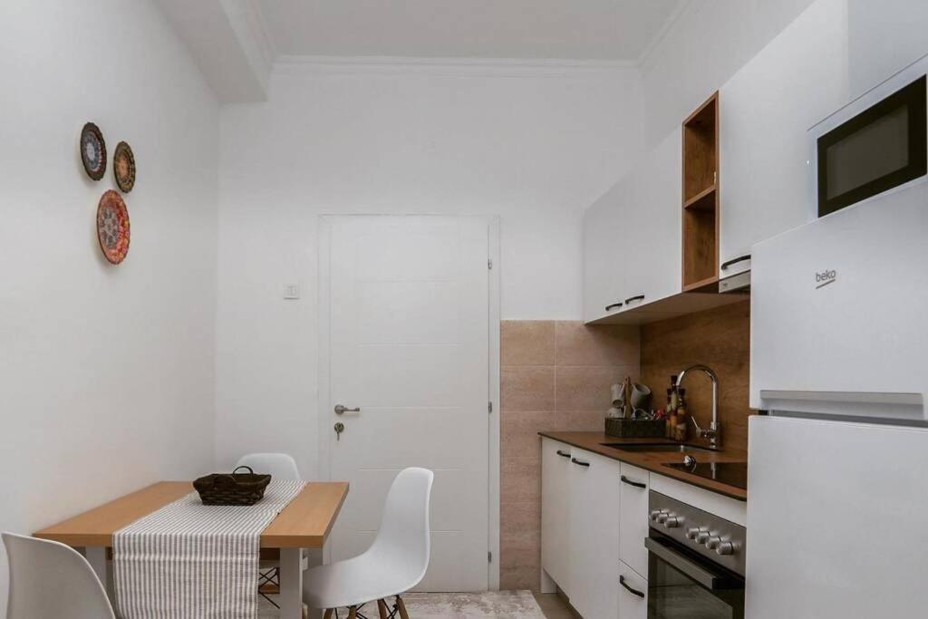 Mickitos Apartments At Macedonia Square Skopje Ngoại thất bức ảnh
